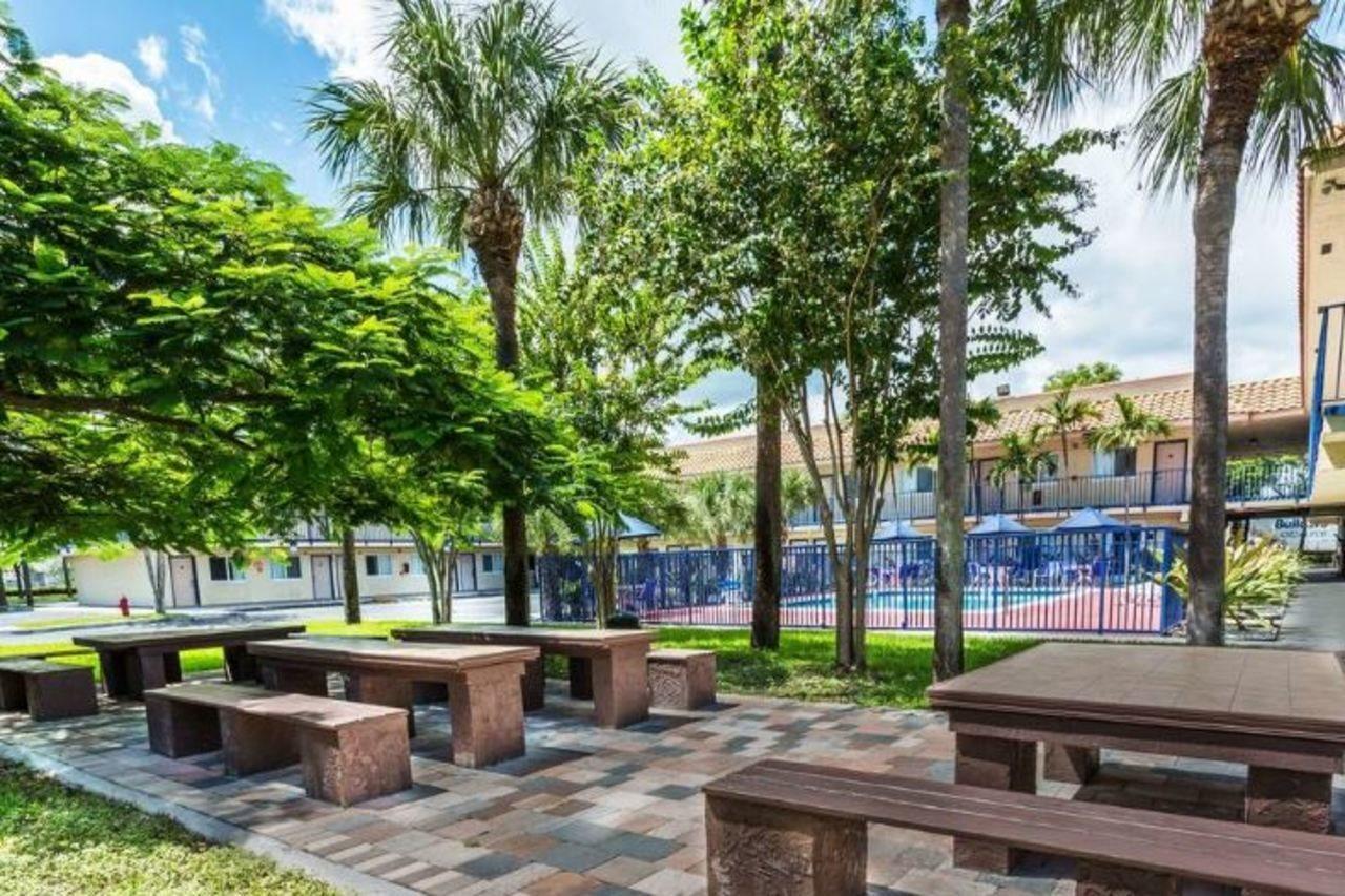 Motel 6 Riviera Beach Fl Bagian luar foto