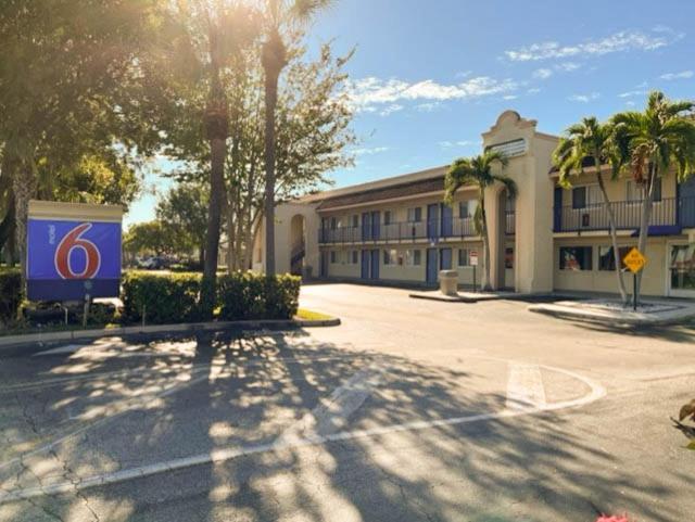 Motel 6 Riviera Beach Fl Bagian luar foto